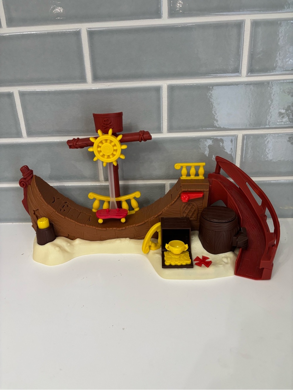 Fisher-Price Disney Jake and the Never Land Pirates Never Land Skate Park Playse